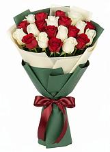Букет Микс из красных и белых роз в Котельники