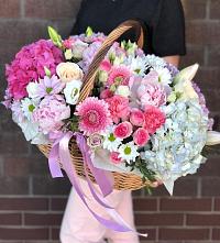 Цветочная композиция из Розы, Хризантемы, Пионы и Лизиантусы в корзине в Котельники