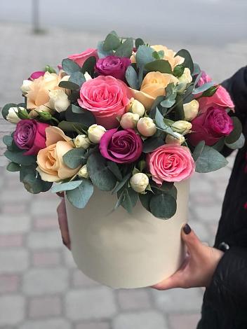 Цветочная композиция из Розы в шляпной коробке в Котельники