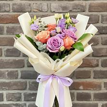 Букет цветов из:  Лизиантусы и Розы в Котельники