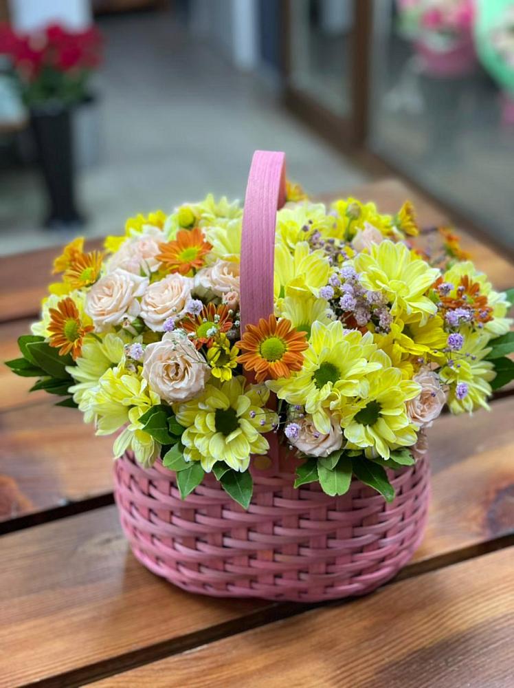 Цветочная композиция из Хризантемы и Розы в корзине в Котельники
