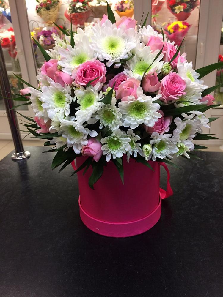 Цветочная композиция из Розы и Хризантемы в шляпной коробке в Котельники