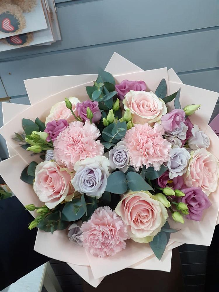 Букет цветов из: Розы, Гвоздики и Лизиантусы в Котельники